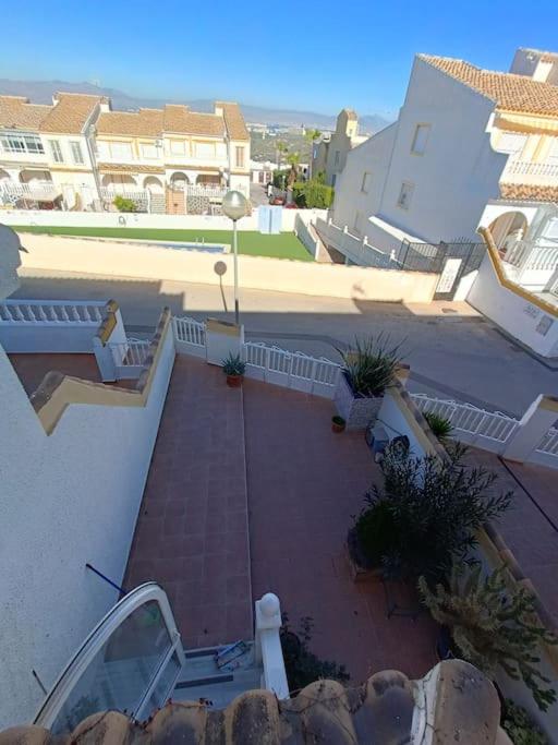 Adosado tranquilo para familias con piscina - Three-Bedroom House - 35