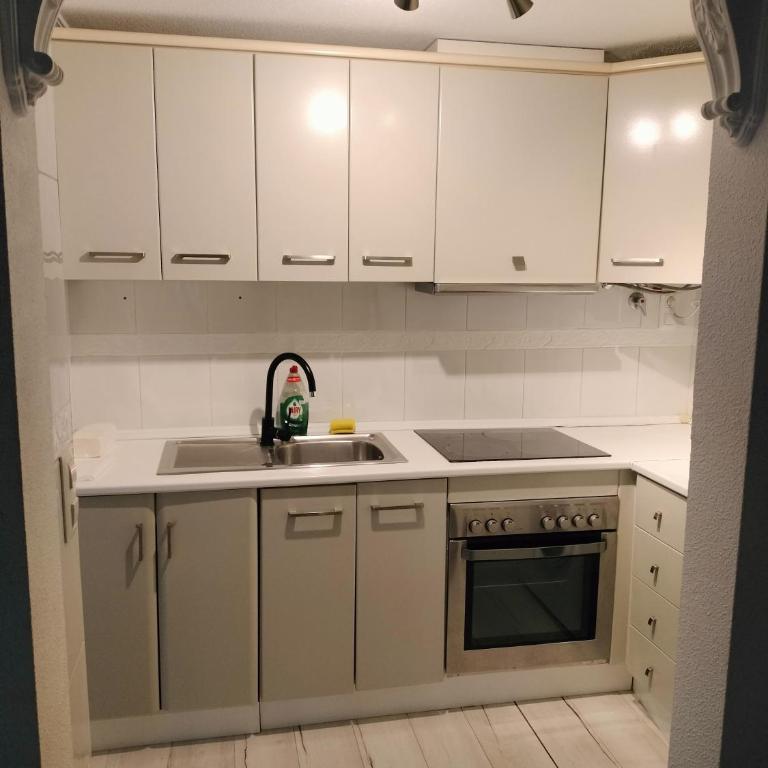 Adosado tranquilo para familias con piscina - Three-Bedroom House - 40