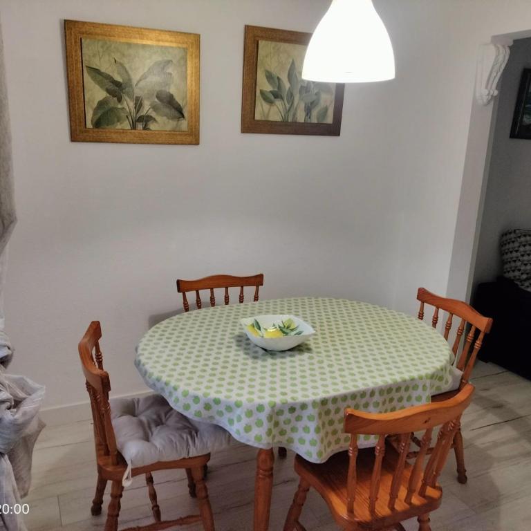 Adosado tranquilo para familias con piscina - Three-Bedroom House - 41