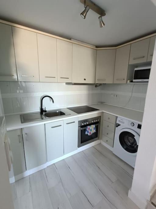 Adosado tranquilo para familias con piscina - Three-Bedroom House - 49
