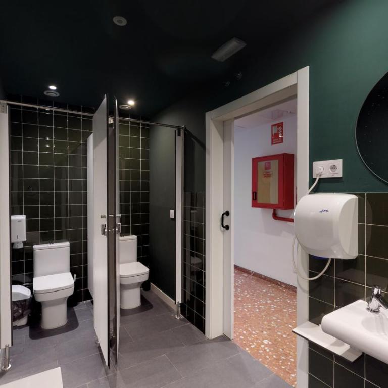 2060 The Newton Hostel - Bed in 8-Bed Mixed Dormitory Room with Shared Bathroom - 11