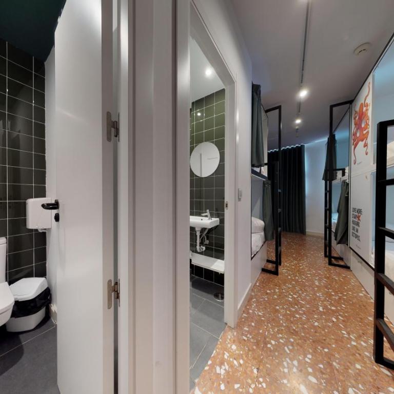 2060 The Newton Hostel - Bed in 8-Bed Mixed Dormitory Room with Bathroom - 8