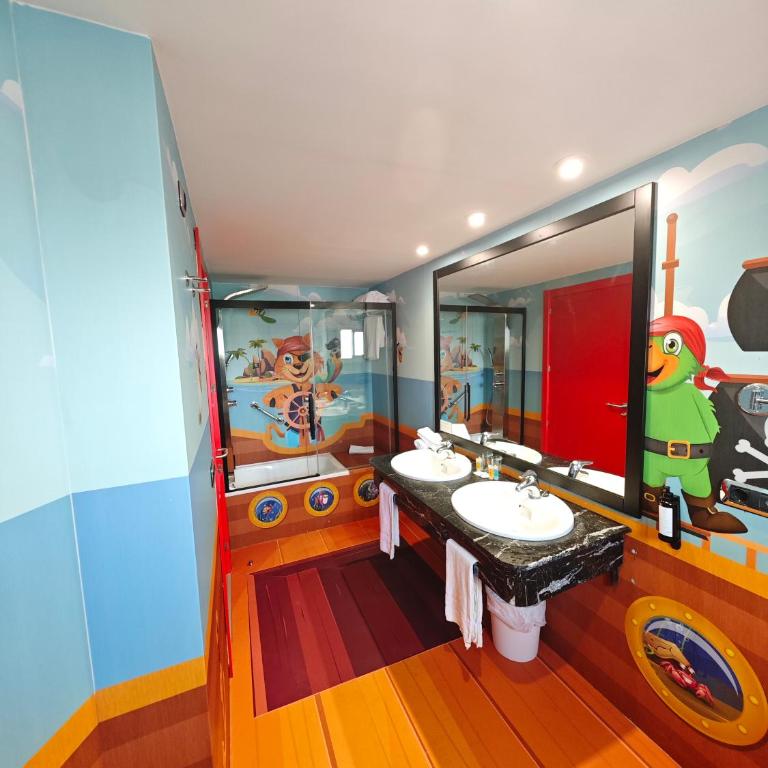 Hotel Magic Fantasy - Habitación Cuádruple adaptada para personas con discapacidad - 5