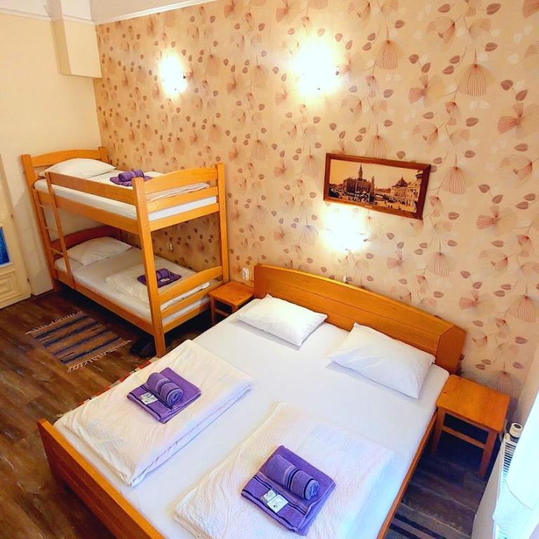 Smestaj Centar Novi Sad,Motorcycle Friendly - Četvorokrevetna Soba sa Sopstvenim Kupatilom - 4