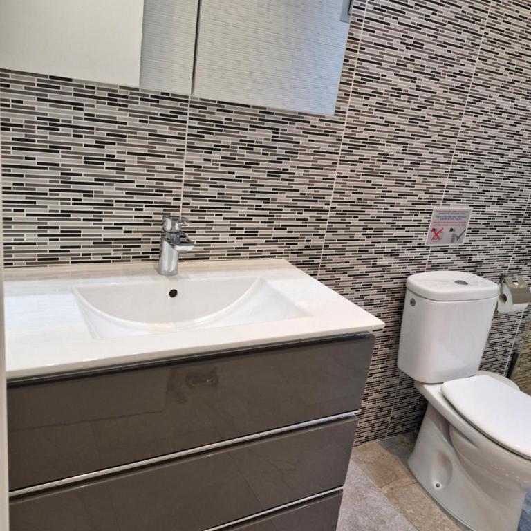 Cristea HOME - Three-Bedroom Apartment - 4