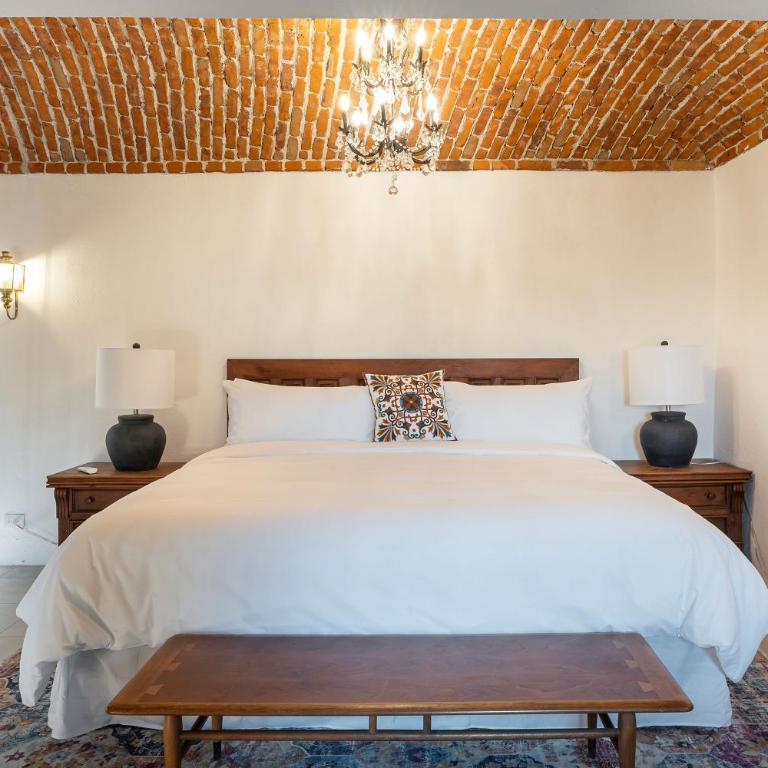 Casa Pedro Vargas, 6BR Estate with Hot Tub & Modern Comforts - Villa - 16