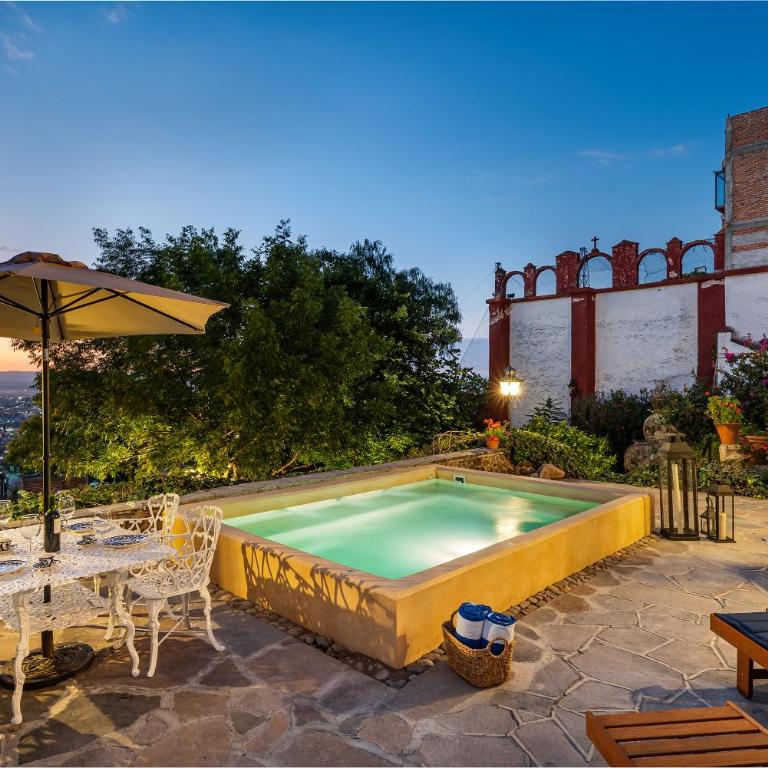 Casa Pedro Vargas, 6BR Estate with Hot Tub & Modern Comforts - Villa - 48