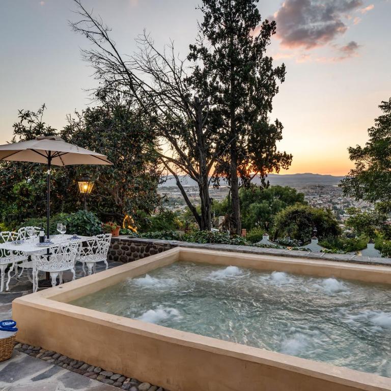 Casa Pedro Vargas, 6BR Estate with Hot Tub & Modern Comforts - Villa - 51