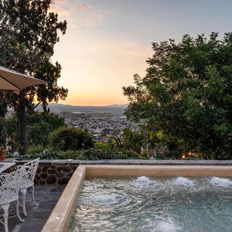 Casa Pedro Vargas, 6BR Estate with Hot Tub & Modern Comforts - Villa - 49