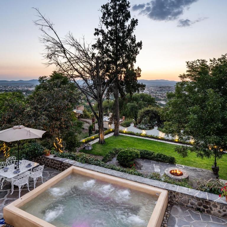 Casa Pedro Vargas, 6BR Estate with Hot Tub & Modern Comforts - Villa - 50