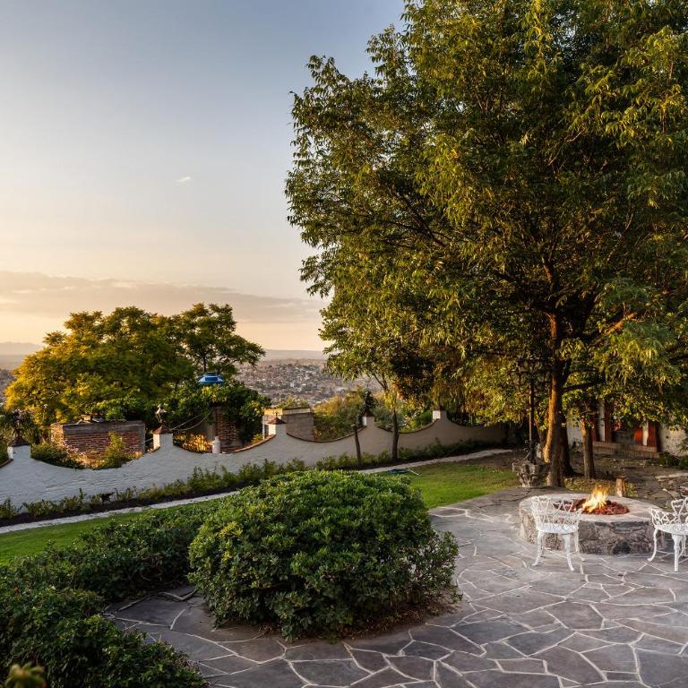 Casa Pedro Vargas, 6BR Estate with Hot Tub & Modern Comforts - Villa - 55
