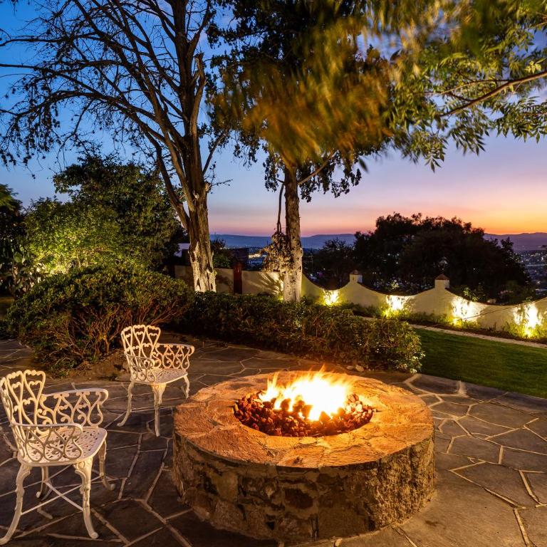 Casa Pedro Vargas, 6BR Estate with Hot Tub & Modern Comforts - Villa - 2