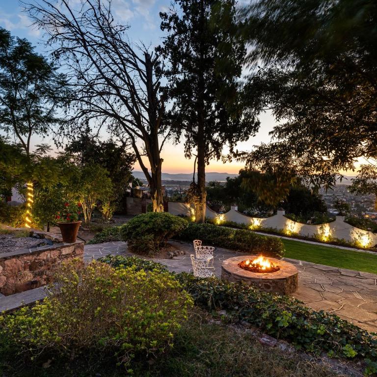Casa Pedro Vargas, 6BR Estate with Hot Tub & Modern Comforts - Villa - 56