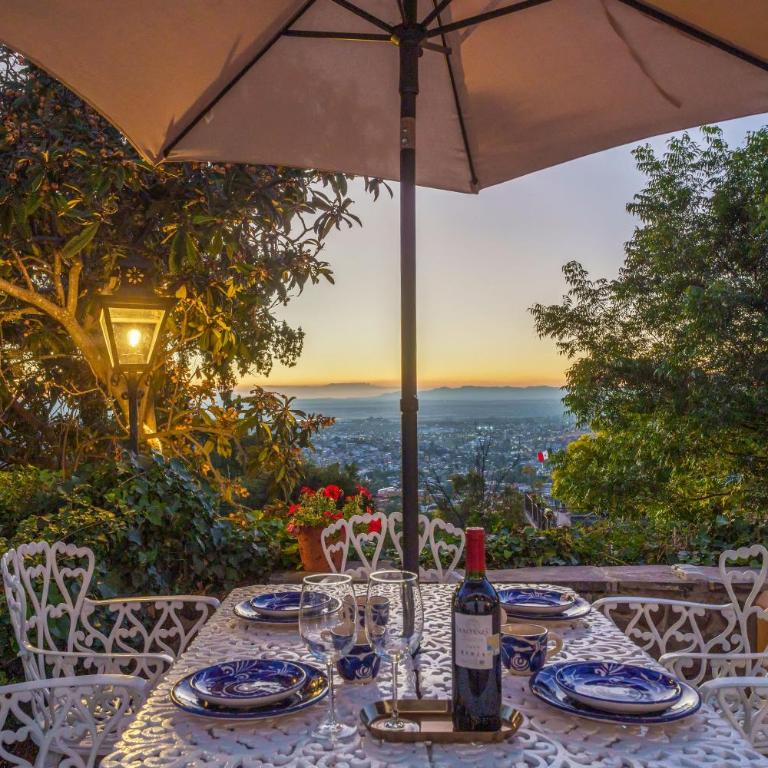 Casa Pedro Vargas, 6BR Estate with Hot Tub & Modern Comforts - Villa - 52