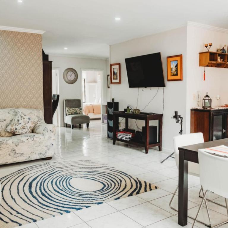 Top floor 3 bedroom apartment located 10min away from The Cathedral - Three-Bedroom Apartment - High Floor - 10