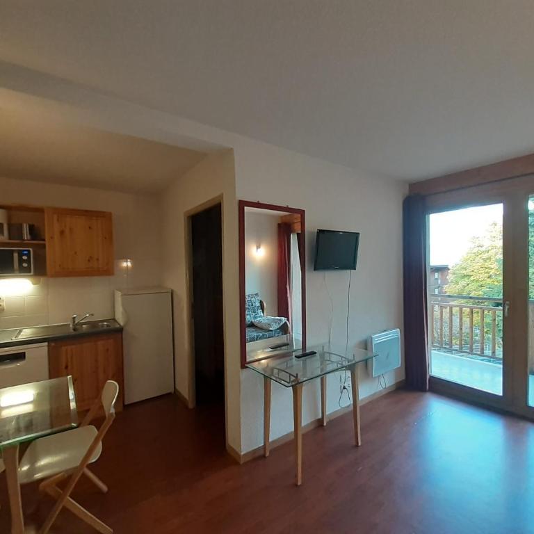 Appartement 3 pièces proche télécabine, 2 chambres, skis aux pieds, parking offert - FR-1-561-135 - Appartement - 2