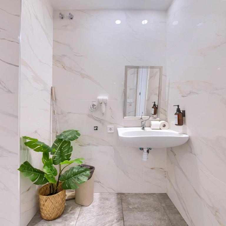 Deustown Apartamentos - Three-Bedroom Apartment - 1