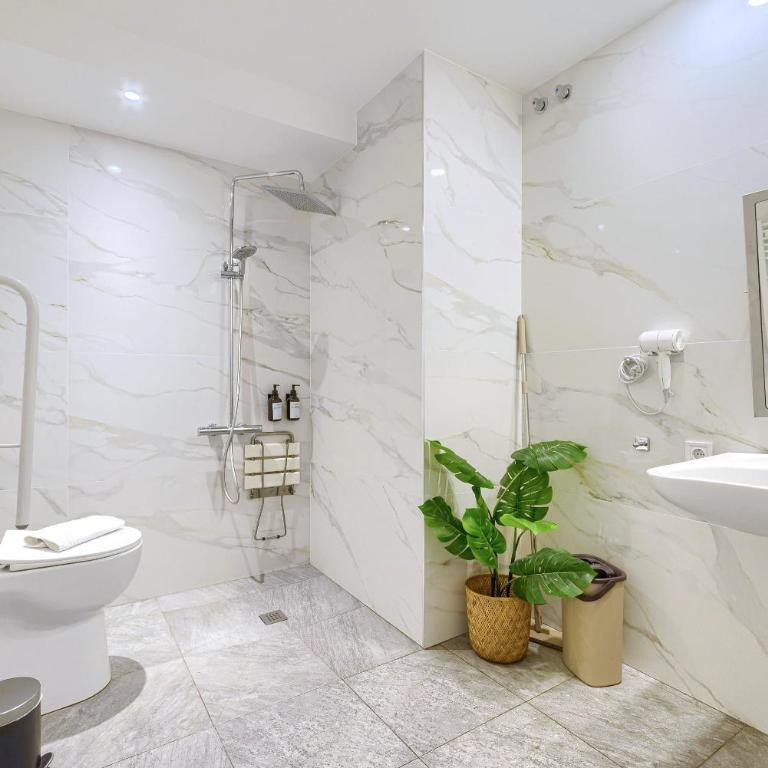 Deustown Apartamentos - Three-Bedroom Apartment - 8