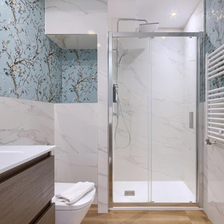 Deustown Apartamentos - Three-Bedroom Apartment - 24