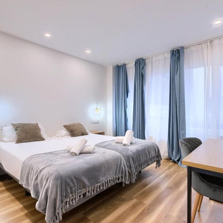 Deustown Apartamentos - Three-Bedroom Apartment - 26