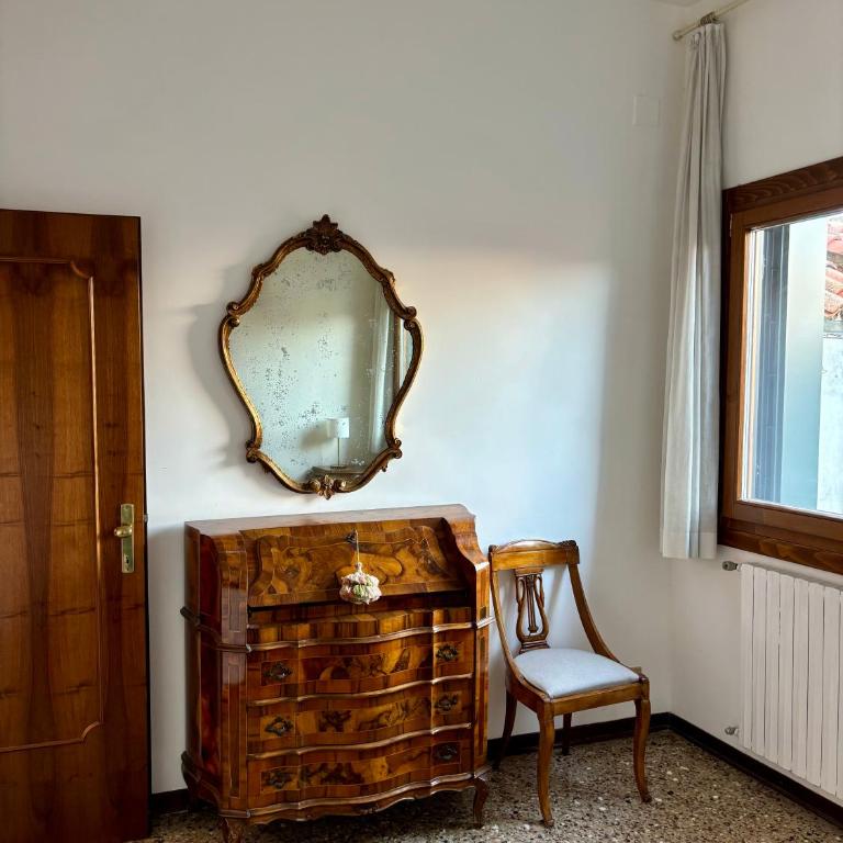 Large Three-bedroom Apartment with Canal View in Cannaregio - Three-Bedroom Vacation Home - 8