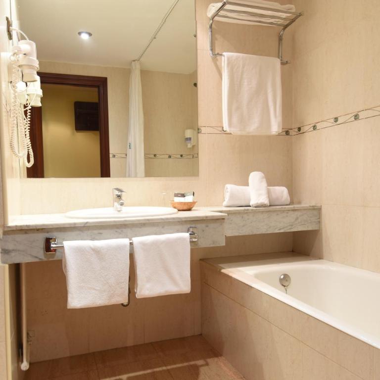 RVHotels Tuca - Habitación Triple Estándar - 4