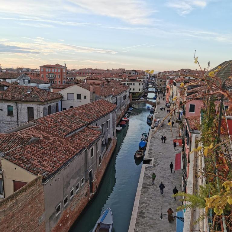 Large Three-bedroom Apartment with Canal View in Cannaregio - Three-Bedroom Vacation Home - 16