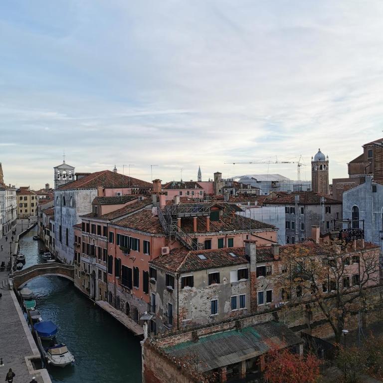 Large Three-bedroom Apartment with Canal View in Cannaregio - Three-Bedroom Vacation Home - 15