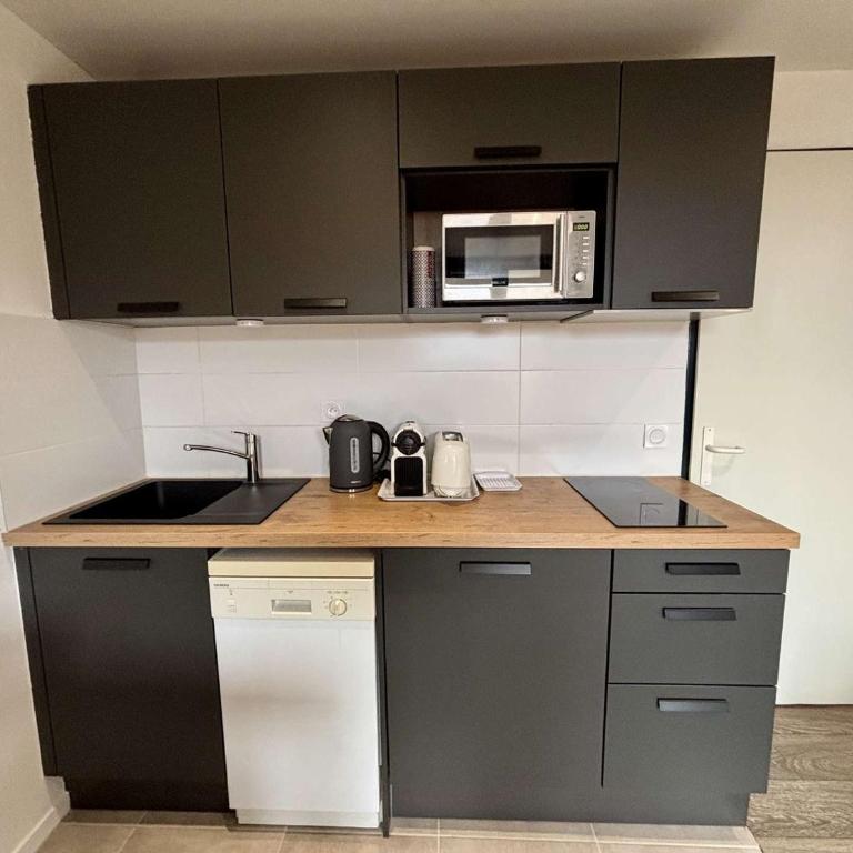 Studio cabine confortable, 30m², 5 pers, piscine, balcon, proche pistes, commerces - Alpe d'Huez - FR-1-405-361 - Appartement - 4