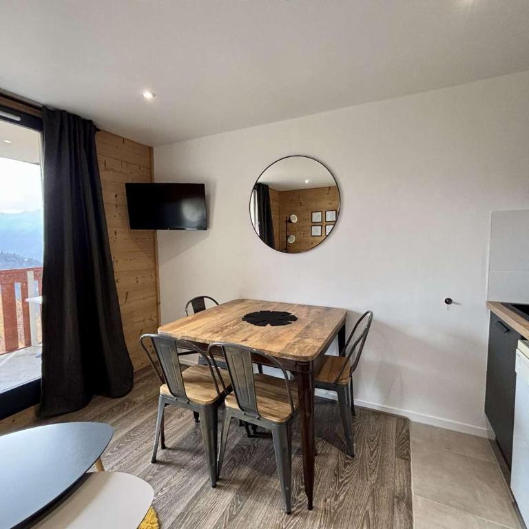 Studio cabine confortable, 30m², 5 pers, piscine, balcon, proche pistes, commerces - Alpe d'Huez - FR-1-405-361 - Appartement - 7