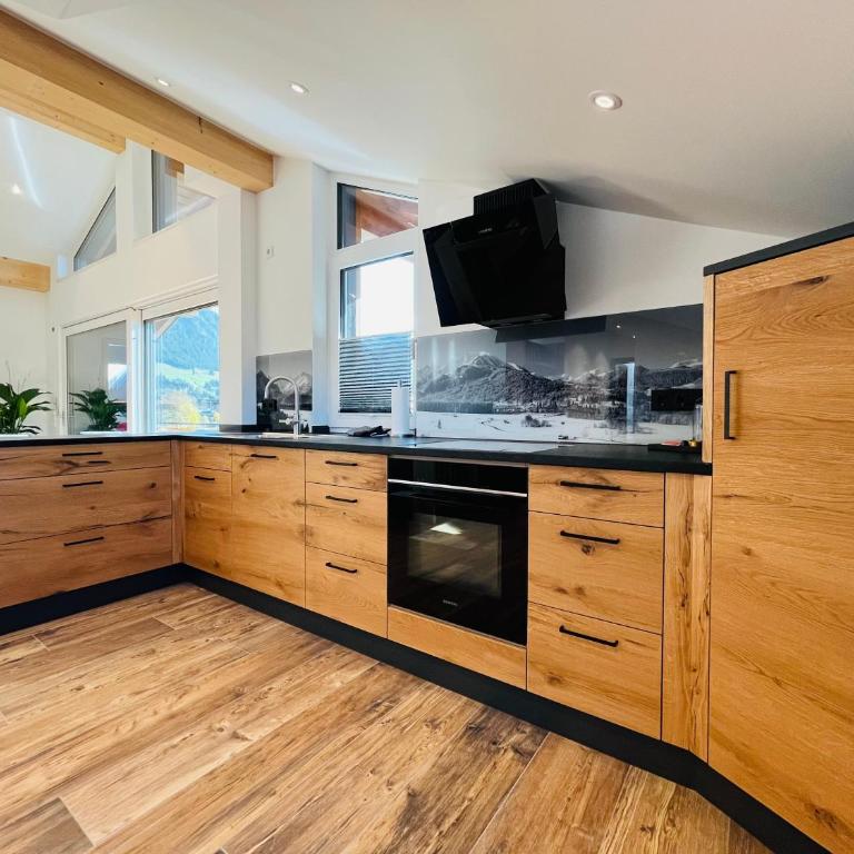 AlpSuites Oberstdorf - Suite mit Kingsize-Bett und Balkon - 10