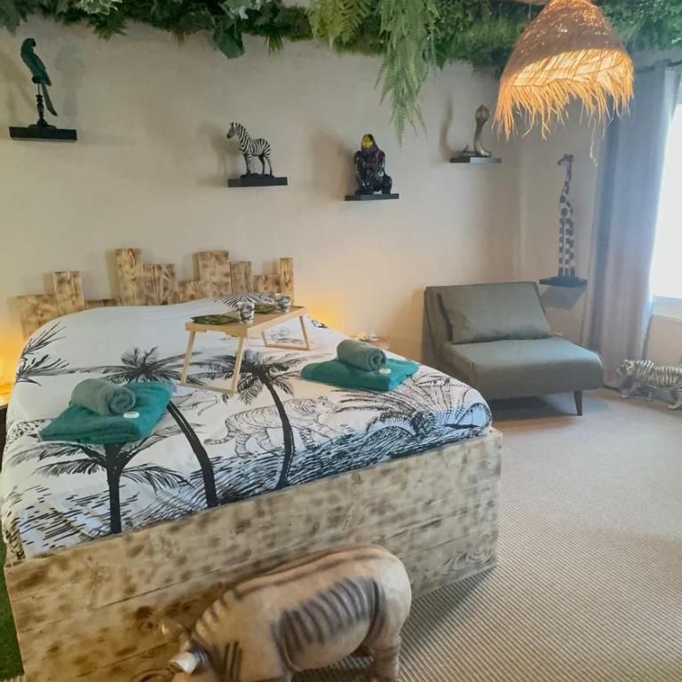 La Jungle de Sissy - Chambre Lit King-Size avec Baignoire Spa - 2