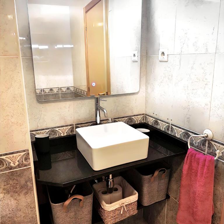 APPART STANDING 2 chambres 2SDB clim PISCINE PARKING WIFI TERRASSE 21m2 LOCAL VELO Port-Aventura, plage, centre - Apartamento de 2 dormitorios - 17