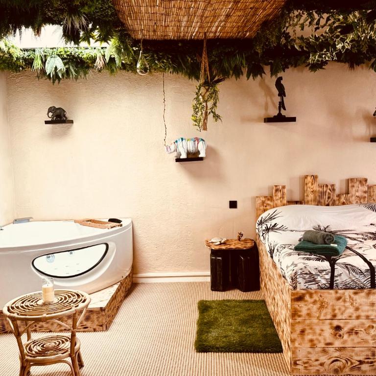 La Jungle de Sissy - Chambre Lit King-Size avec Baignoire Spa - 3