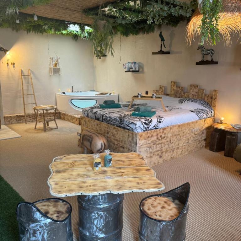 La Jungle de Sissy - Chambre Lit King-Size avec Baignoire Spa - 4