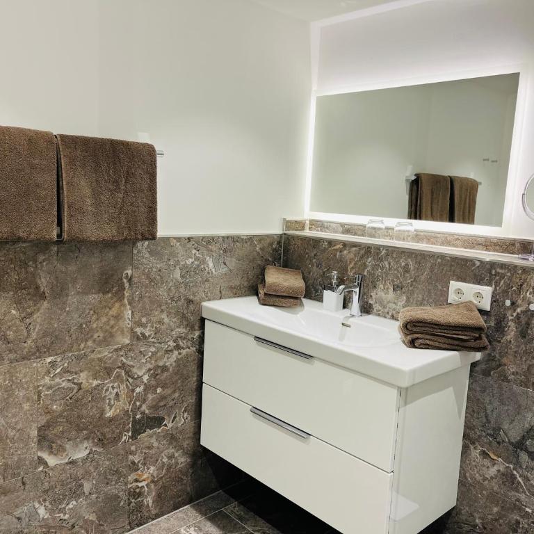 AlpSuites Oberstdorf - Studio mit Kingsize-Bett und Schlafsofa - 12