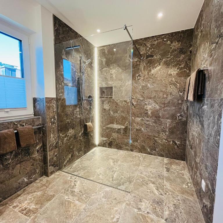 AlpSuites Oberstdorf - Deluxe Suite mit Kingsize-Bett - 9