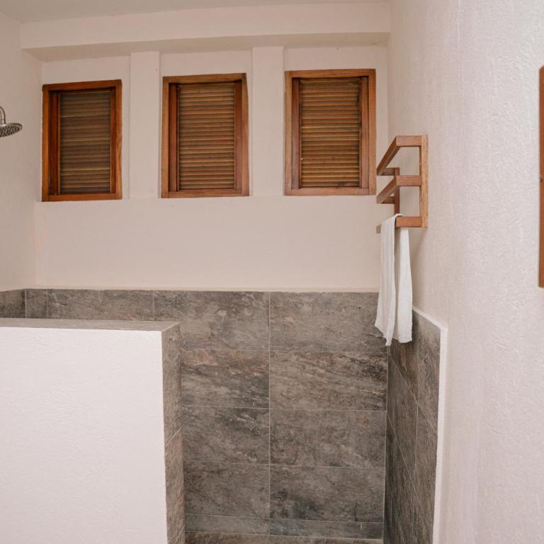 Huku Beach Hostel - Double Room with Extra Bed - 4