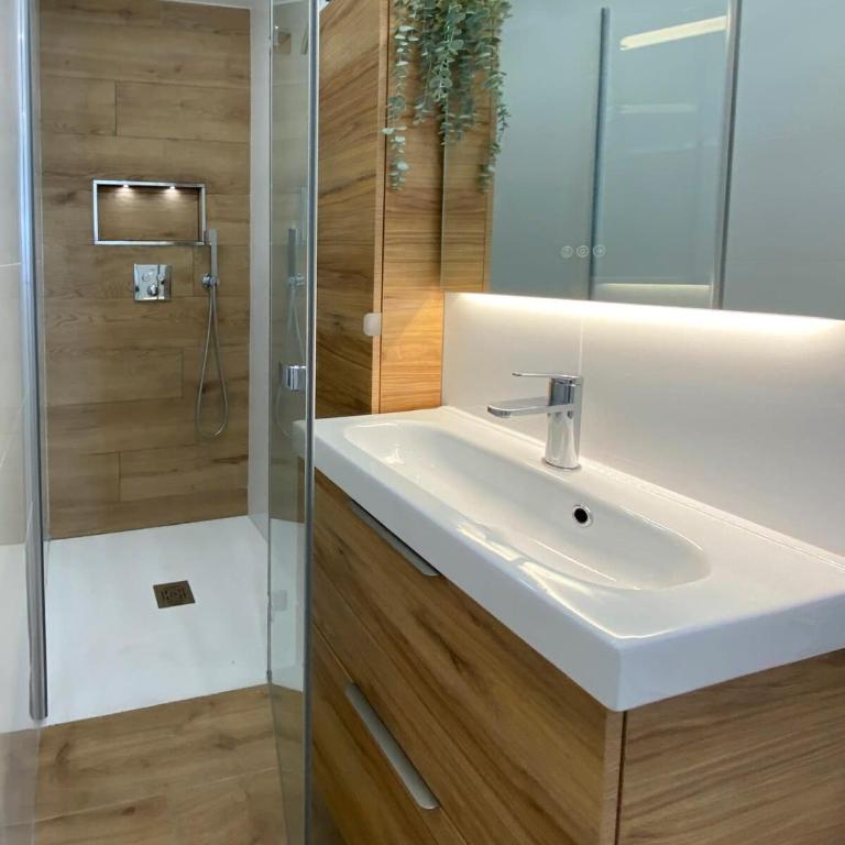 Vue mer & plage directe les pieds dans l'eau - Terrasse ensoleillée - Parking privé - Appartement - 17