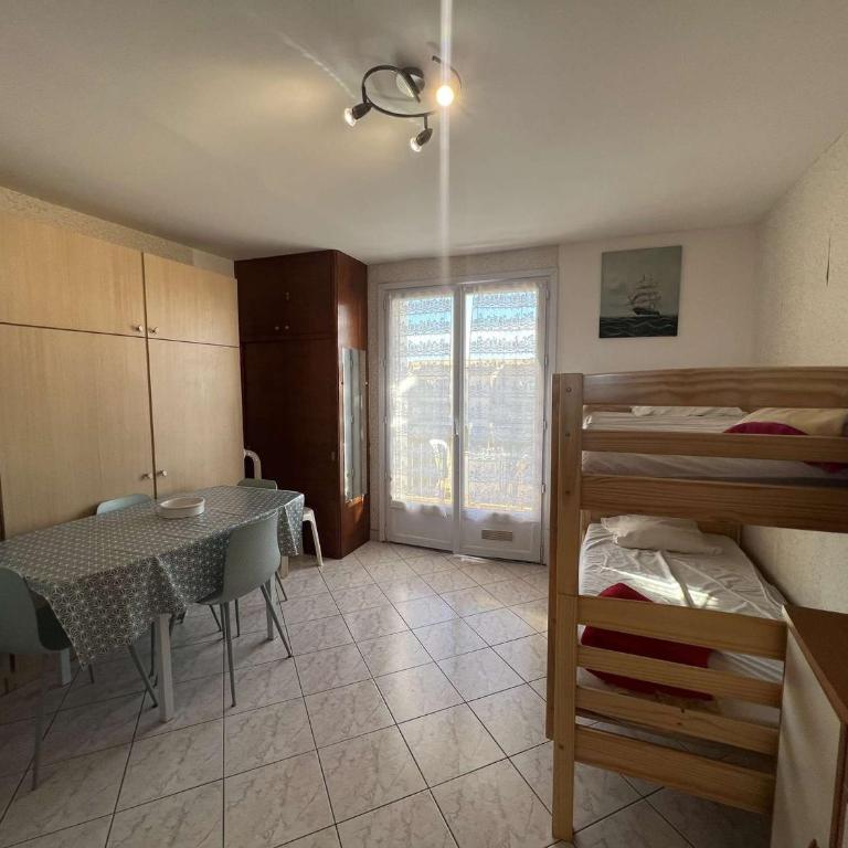 Studio abordable pour 4 personnes avec balcon près de la plage - FR-1-701-85 - Studio - 4