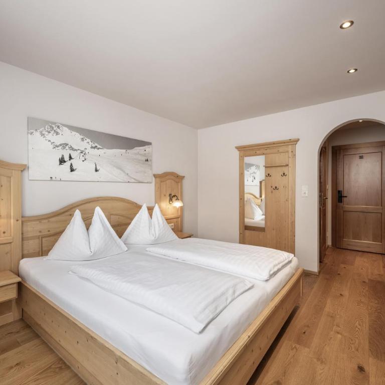 Austria Alpinhotel Ski IN Ski OUT an der Edelweissbahn - Deluxe Doppelzimmer (2 Erwachsene & 1 Kind) - 1