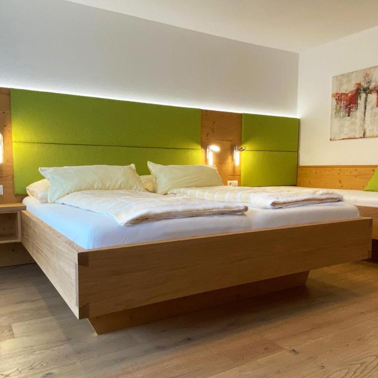 B&B Landhaus Vierthaler - Dreibettzimmer mit Balkon - 1