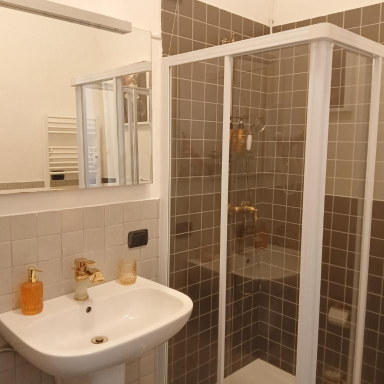 Brà Guest House - Camera Matrimoniale con Bagno Privato - 6