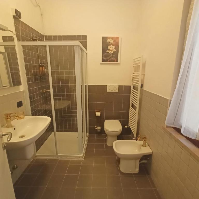 Brà Guest House - Camera Matrimoniale con Bagno Privato - 8