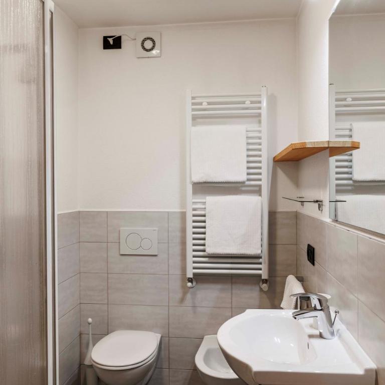 B&B Engadina - Camera Matrimoniale con Balcone (2 Adulti + 1 Bambino) - 3