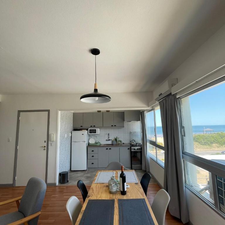 Apartamento sobre rambla parada 15 Playa Mansa - Two-Bedroom Apartment - 6