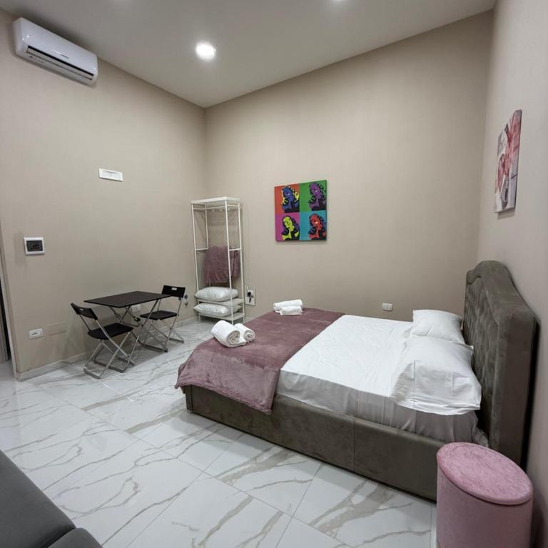 Valentino caracciolo 105 - Camera Familiare con Bagno Privato - 8