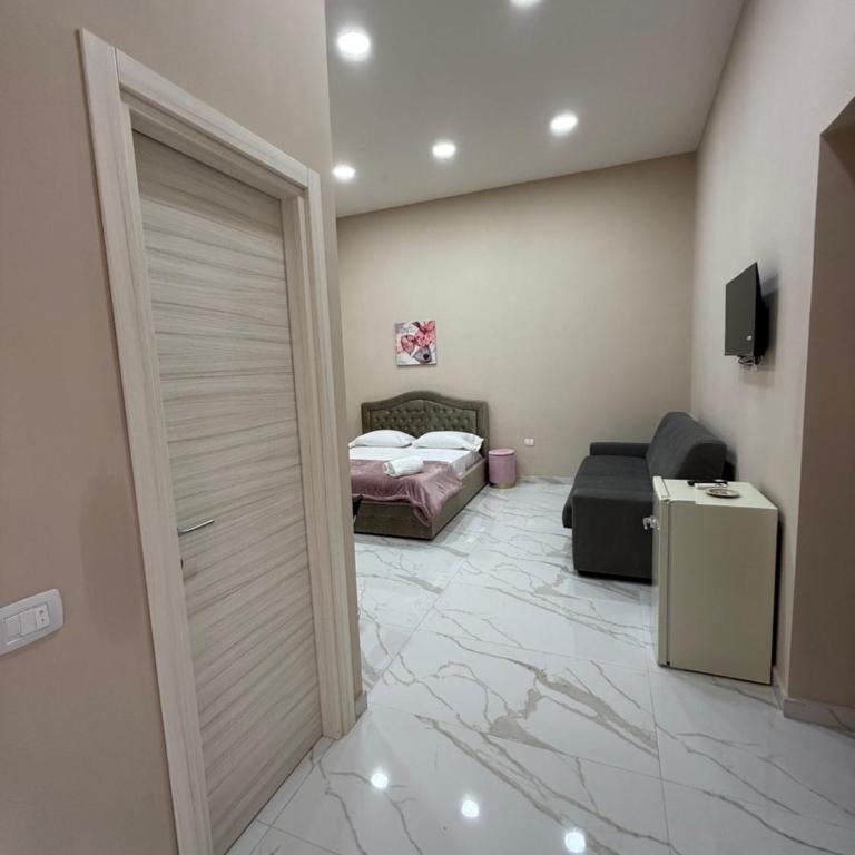 Valentino caracciolo 105 - Camera Familiare con Bagno Privato - 11