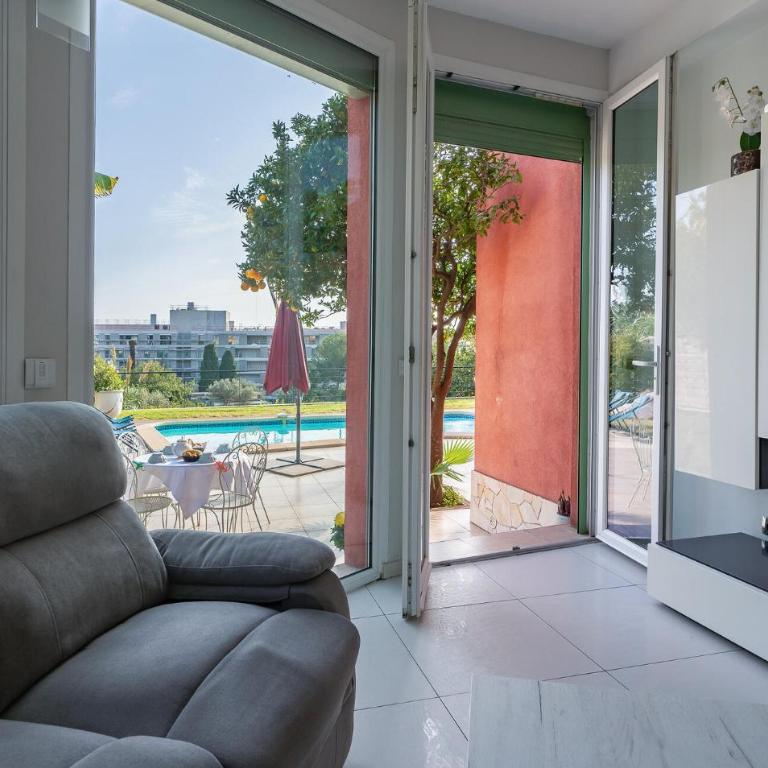 Beach Front Home In Saint-Laurent-Du-Var - Maison de Vacances Six Chambres - 12