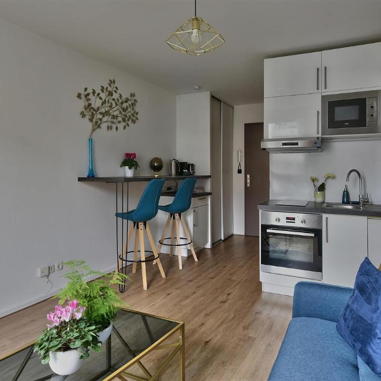 "Monplaisir", parking, espace de travail avec wifi, proximité commerces, gare, Université Lyon 3 , Tram T2, T4 et C25, idéal voyages d'affaires et tourisme - Studio - 19